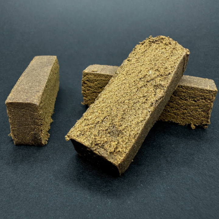 Vista de tres piezas de de 10 gramos cada una de Ketama CBG Ketama es una resina de cáñamo de perfil tradicional, con textura maleable, aroma terroso y matices especiados
