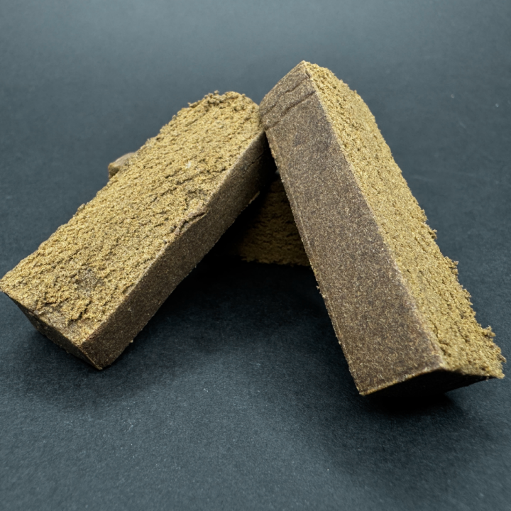 Vista de tres piezas de de 10 gramos cada una de Ketama CBG Ketama es una resina de cáñamo de perfil tradicional, con textura maleable, aroma terroso y matices especiados