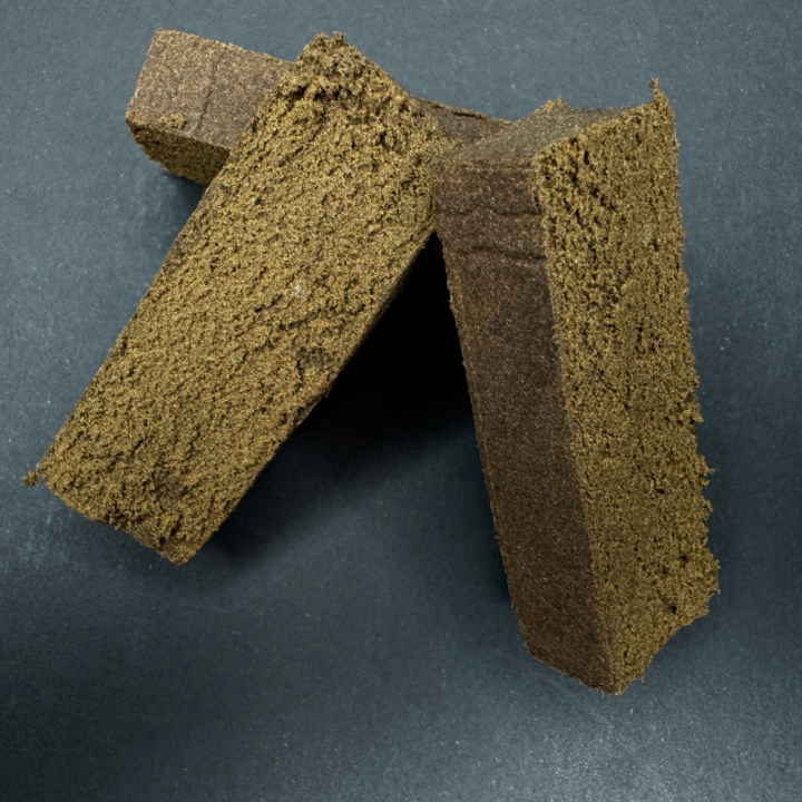 Vista de tres piezas de de 10 gramos cada una de Ketama CBG Ketama es una resina de cáñamo de perfil tradicional, con textura maleable, aroma terroso y matices especiados