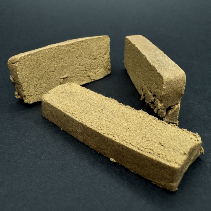 Vista de 3 piezas de 10 gramos de Moon Caletera CBD resina de cáñamo con textura maleable