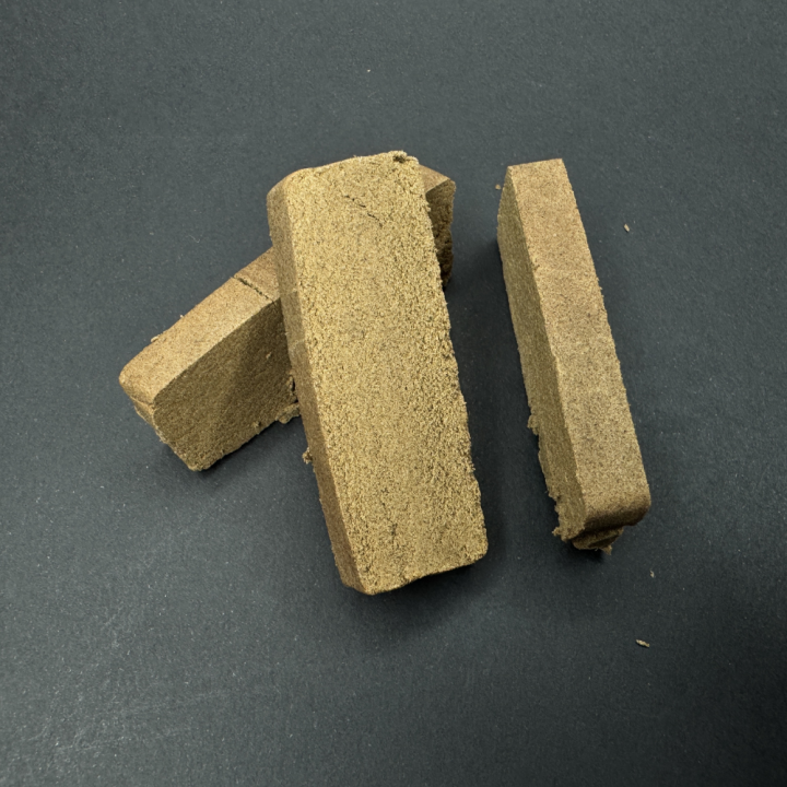 Vista de 3 piezas de 10 gramos de Moon Caletera CBD resina de cáñamo con textura maleable
