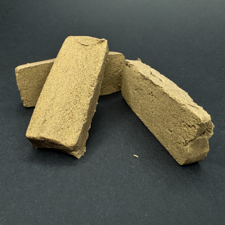 Vista de 3 piezas de 10 gramos de Moon Caletera CBD resina de cáñamo con textura maleable