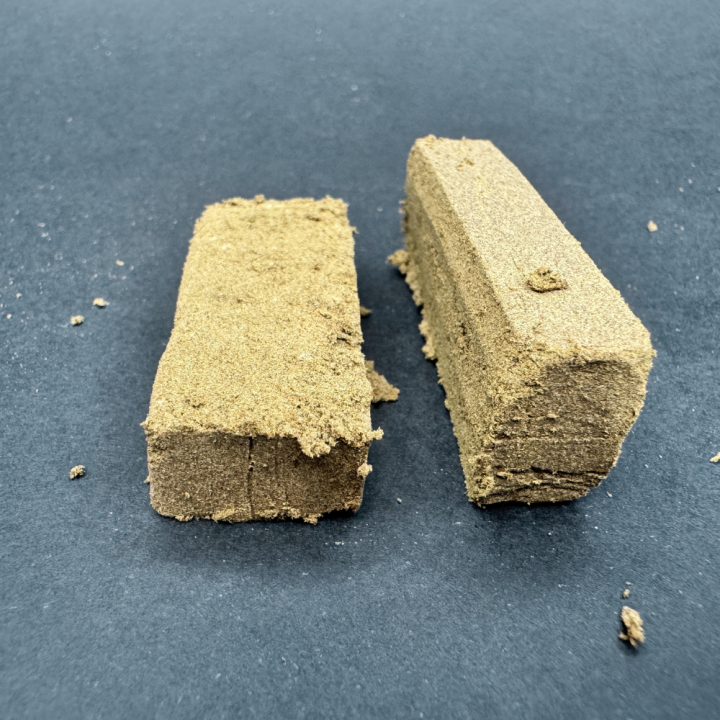 Triple 0 CBD dos piezas de 10 gramos destaca con su color marrón uniforme y un perfil aromático profundo y equilibrado.