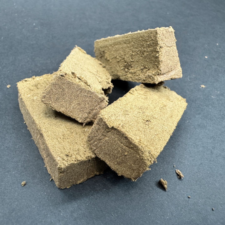 Triple 0 CBD 4 piezas de 10 gramos hachís con un perfil aromático profundo y equilibrado.
